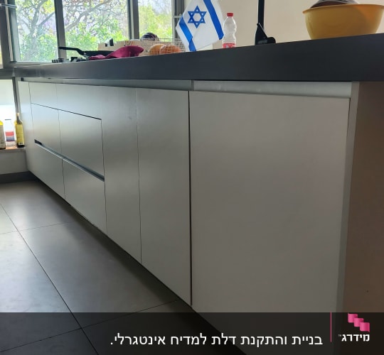 מטבח מודרני עם ארונות וכיור, דגל ישראל